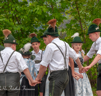 fileadmin/roha/images_galerie/brauchtum/Tracht/BR-TRACH-AUFH-20180501-1548-01-D-roha-Brauchtum-Tracht-Anger-Aufham-Tanz.png