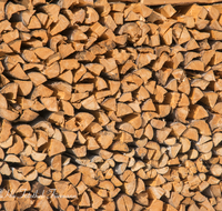 fileadmin/roha/images_galerie/dies_das/LANDA-BRENN-HOLZ-0001-D-roha-Landart-Brennholz-Scheite-Fichte.png