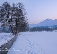 fileadmin/roha/images_galerie/orte_landschaft/Teisendorf/STIM-TEI-KARL-WI-0009-D-roha-Stimmung-Winter-Teisendorf-Karlsbach-Schnee-Bach.png