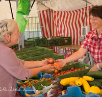 fileadmin/roha/images_galerie/Menschen/AN-MARKT-0003-D-roha-Anger-Markt-Mensch-Obst-Gemuese-Zucchini-Tomate-Bohne-Salat.png