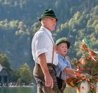 fileadmin/roha/images_galerie/brauchtum/Almabtrieb/Almabtrieb-Koenigssee/BR-ALMAB-BGD-2015-1050-01-D-roha-Brauchtum-Almabtrieb-Koenigssee-Salet-Schoenau-Fuikl-Seelaende.png