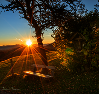 fileadmin/roha/images_galerie/stimmung-Sonne/Sonnenaufgang/KKKM-NEUK-HOCHH-SO-AU-0001-0704-D-roha-Wegkreuz-Neukirchen-Hochhorn.png