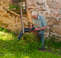 fileadmin/roha/images_galerie/Landwirtschaft/LANDW-HAND-SENS-0017-D-roha-Landwirtschaft-Handarbeit-Sense-dengeln-Hand-Hammer.png