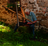 fileadmin/roha/images_galerie/Landwirtschaft/LANDW-HAND-SENS-0017-D-roha-Landwirtschaft-Handarbeit-Sense-dengeln-Hand-Hammer.png