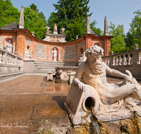 fileadmin/roha/images_galerie/orte_landschaft/Salzburg/Hellbrunn-Steintheater/SA-HELLBR-WASS-0002-14-D-roha-Salzburg-Schloss-Hellbrunn-Wasserspiele.png