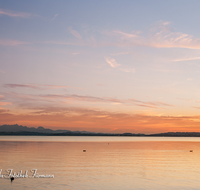 fileadmin/roha/images_galerie/stimmung-Sonne/Sonnenuntergang/SON-UN-CHIEM-0052-D-roha-Sonne-Sonnenuntergang-Chiemsee-Chieming-Wasser.png