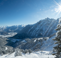 fileadmin/roha/images_galerie/Winter/STIM-BGD-ROSSF-WI-0005-D-roha-Stimmung-Winter-Rossfeld-Berchtesgaden-Winter-Sonne.png