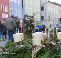 fileadmin/roha/images_galerie/orte_landschaft/Teisendorf/Teisendorf-Markt/TEI-MA-MARKT-0004-1-01-D-roha-Teisendorf-Marktstrasse-Markt-Andreasmarkt-Weihnachten-Adventkranz.png