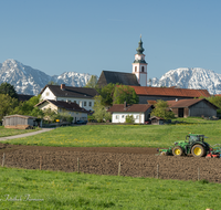 fileadmin/roha/images_galerie/orte_landschaft/Teisendorf/Weildorf/TEI-WEI-0004-30-D-roha-Teisendorf-Teisendorf-Weildorf-Kirche-Landwirt.png