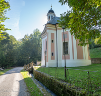 fileadmin/roha/images_galerie/orte_landschaft/Tittmoning/TITT-PON-0035-D-roha-Tittmoning-Ponlach-Kirche-Wallfahrt-Stimmung.png