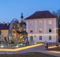 fileadmin/roha/images_galerie/orte_landschaft/Traunstein/TRAUN-SAL-PAR-0001-D-roha-Traunstein-Salinenpark-Nacht-Wasserrad.png