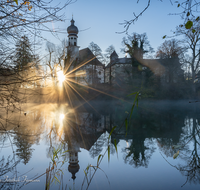 fileadmin/roha/images_galerie/stimmung-Sonne/Sonnenaufgang/SO-AU-ANG-HOEG-0001-0805-03-D-roha-Sonnenaufgang-Anger-Hoeglwoerth-See.png