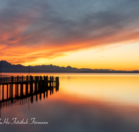 fileadmin/roha/images_galerie/orte_landschaft/Chiemsee/SON-UN-CHIEM-2020-01-13-1655-01-D-roha-Sonne-Sonnenuntergang-Chiemsee-Chieming-Wasser.png