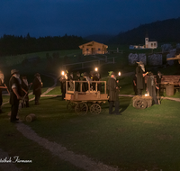 fileadmin/roha/images_galerie/orte_landschaft/Teisendorf/Neukirchen/Neukirchen-Theater/TEI-NEUK-KOEHL-TH-2015-2151-01-D-roha-Teisendorf-Neukirchen-Theater-Buehne-Freilicht.png