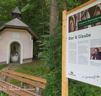 fileadmin/roha/images_galerie/Freizeit-Sport/Wandern/WIENINGER-WEG-BR-KL-0001-D-roha-Wieninger-Bierwanderweg-Bruder-Klaus-Kapelle-Schautafel.png