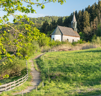 fileadmin/roha/images_galerie/orte_landschaft/Anger/Anger/AN-VACH-0014-D-roha-Anger-Vachenlueg-Kirche-Weg.png