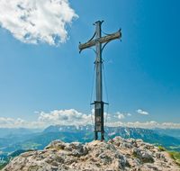 fileadmin/roha/images_galerie/orte_landschaft/Aschau/ASCHAU-SACHR-GEIGLST-0015-D-roha-Aschau-Sachrang-Geigelstein-Gipfelkreuz-Wilder-Kaiser-Zahmer-Kaiser.png