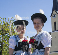 fileadmin/roha/images_galerie/brauchtum/Maibaum/Piding-Johannishoegl/BR-MAIB-PID-2017-1334-01-D-roha-Brauchtum-Maibaum-Piding-Trachtendirndl.jpg