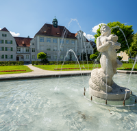 fileadmin/roha/images_galerie/orte_landschaft/Freilassing/FREIL-ALT-SCHU-0007-D-roha-Freilassing-Schule-Georg-Wrede-Platz-Brunnen-Figur-Marmor.png