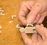 fileadmin/roha/images_galerie/arbeit_technik/Handwerk/HAN-SCHNITZ-BGD-RA-0029-D-roha-Handwerk-Schnitzer-Handwerkskunst-Ramsau-Berchtesgadener-Ware.png