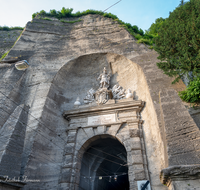 fileadmin/roha/images_galerie/orte_landschaft/Salzburg/Fassaden_und_Details/SA-NEUT-0005-D-roha-Salzburg-Neutor-Moenchsberg.png