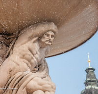 fileadmin/roha/images_galerie/orte_landschaft/Salzburg/Residenz-Kapitel-Mozartplatz/SA-RESID-PLA-0009-D-roha-Salzburg-Residenz-Platz-Brunnen.png