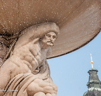 fileadmin/roha/images_galerie/orte_landschaft/Salzburg/Residenz-Kapitel-Mozartplatz/SA-RESID-PLA-0009-D-roha-Salzburg-Residenz-Platz-Brunnen.png