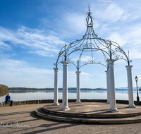 fileadmin/roha/images_galerie/orte_landschaft/Waging/WAG-STRANDK-0025-D-roha-Waging-Strandkurhaus-Park-Herbst-Pavillon.png