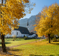 fileadmin/roha/images_galerie/orte_landschaft/Anger/Aufham/AUF-0012-0-24-D-roha-Aufham-Hochstaufen-Herbst-Kirche.png