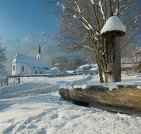 fileadmin/roha/images_galerie/orte_landschaft/Anger/Aufham/AUF-WI-0002-D-roha-Aufham-Anger-Winter-Schnee-Kirche-Hochstaufen-Brunnen.png