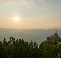 fileadmin/roha/images_galerie/Hintergrund-Download/2048x1152/BGD-KE-SU-0006-M-D-roha-Berchtesgaden-Kehlstein-Haus-Sonnenuntergang-Alpen.png