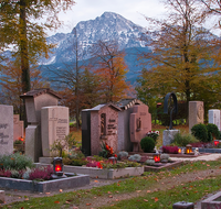 fileadmin/roha/reportagen/Allerheiligen/BR-ALLERH-0011-D-roha-Brauchtum-Allerheiligen-Waldfriedhof-Anger-Kerze-Licht-Grabstein.png