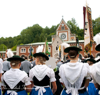 fileadmin/roha/images_galerie/brauchtum/Tracht/BR-TRACH-GAUF-REI-0006-D-roha-Brauchtum-Tracht-Gaufest-Bad-Reichenhall-Trachtlerinnen-Alte-Saline.png