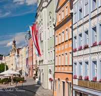 fileadmin/roha/images_galerie/orte_landschaft/Burghausen/BURGH-STADT-0004-7-D-roha-Burghausen-Altstadt-Fassade-Stadtplatz.png