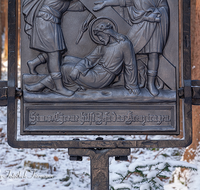 fileadmin/roha/images_galerie/kirche_religion/Ainring-Kreuzweg/KKKM-AINR-KR-05-0034-0-2-D-roha-Kreuzweg-Ainring-Ulrichshoegl-Wald-Weg-Winter-V-Station.png