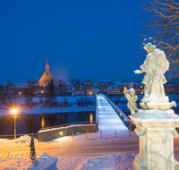 fileadmin/roha/images_galerie/orte_landschaft/Laufen/LAUF-STEG-0013-D-roha-Laufen-Salzach-Stiftskirche-Europa-Steg-Winter-Nacht-Nepomuk.png