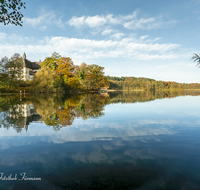 fileadmin/roha/images_galerie/orte_landschaft/Petting/PE-SEEH-SCHL-0001-06-D-roha-Petting-Schloss-Seehaus-Weitsee-Herbst.png