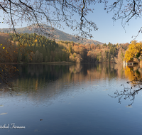 fileadmin/roha/images_galerie/orte_landschaft/Anger/Hoeglwoerth/AN-HOE-HERB-0001-01-D-roha-Anger-Hoeglwoerth-See-Herbst-Wald.png