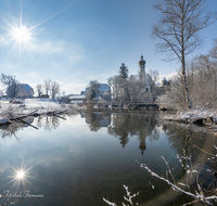 fileadmin/roha/images_galerie/orte_landschaft/Anger/Hoeglwoerth/AN-HOE-WIN-0002-D-roha-Anger-Hoeglwoerth-See-Winter-Schnee-Sonne-Steg.png