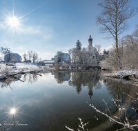 fileadmin/roha/images_galerie/orte_landschaft/Anger/Hoeglwoerth/AN-HOE-WIN-0002-D-roha-Anger-Hoeglwoerth-See-Winter-Schnee-Sonne-Steg.png