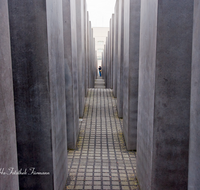 fileadmin/roha/images_galerie/orte_landschaft/Berlin/BERL-DENK-JUD-0004-D-roha-Berlin-Denkmal-Juden-Stelen-Holocaust.png