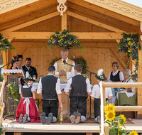 fileadmin/roha/images_galerie/orte_landschaft/Teisendorf/Neukirchen/Trachtenfest-Neukirchen-2019/BR-FEST-NEUK-TRACH-2019-08-11-1052-D-roha-Brauchtum-Fest-Neukirchen-Trachtenverein-Altar.png