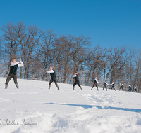 fileadmin/roha/images_galerie/brauchtum/Schnalzen/Schnalzen-Haarmoos/BR-SCHNA-HAARM-EICH-1311-02-D-roha-Brauchtum-Aper-Schnalzen-Haarmoos-Eichet-Schnee-Winter.png