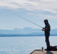 fileadmin/roha/images_galerie/Menschen/FISCH-CHIE-SEE-0003-D-roha-Fischen-Chiemsee-Gollenshausen-Angelrute-Steg.png