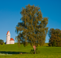 fileadmin/roha/images_galerie/orte_landschaft/Frasdorf/FRAS-GREIM-0001-D-roha-Frasdorf-Greimelberg-Kirche-St-Florian-Chiemgau-Wegkreuz.png