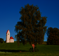 fileadmin/roha/images_galerie/orte_landschaft/Frasdorf/FRAS-GREIM-0001-D-roha-Frasdorf-Greimelberg-Kirche-St-Florian-Chiemgau-Wegkreuz.png