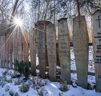 fileadmin/roha/images_galerie/kirche_religion/Saaldorf/KKKM-SAALD-KEM-0001-01-D-roha-Wegkreuz-Saaldorf-Kemating-Winter-Totenbretter.png