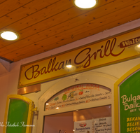 fileadmin/roha/images_galerie/orte_landschaft/Salzburg/Getreidegasse/SA-GAS-BOSNA-0001-D-roha-Salzburg-Gastronomie-Bosna-Grill-Stand.png