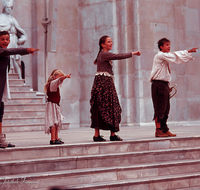 fileadmin/roha/images_galerie/orte_landschaft/Salzburg/Jedermann/2003/SA-KU-JEDERM-0001-08-2003-roha-Salzburg-Festspiele-Jedermann.png