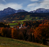 fileadmin/roha/images_galerie/orte_landschaft/Anger/Hoeglwoerth/AN-HOE-PAN-0094-1-D-M--roha-Anger-Hoeglwoerth-Herbst-Hochstaufen.png